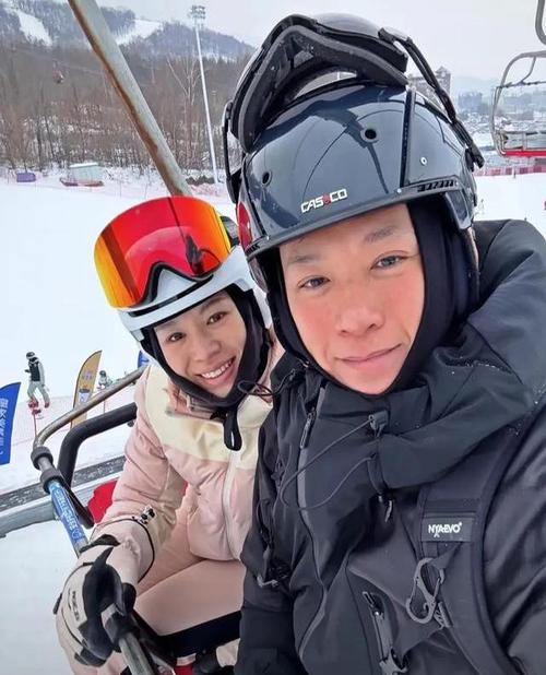 胡杏儿老公陪娃度假,李乘德有多喜欢胡杏儿
