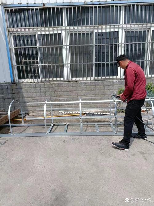 爬房顶的工具:上屋顶爬梯的标准做法